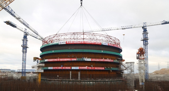 中国核建完成“华龙一号”首堆筒体模块三吊装