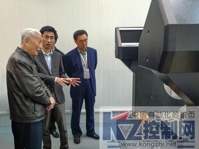 雷尼绍的工程师陪同林部长一行讲解并模拟演示以增材制造技术为主导的生产单元.jpg